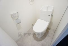 壁リモコンタイプのウォシュレット付き。すっきりした見た目で、トイレ奥の掃除もしやすいです。