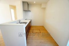 リビングにいるお子様を見守りながらお料理ができる対面キッチン。カウンタートップの汚れもサッと拭き取ることができ、お掃除ラクラク＾＾