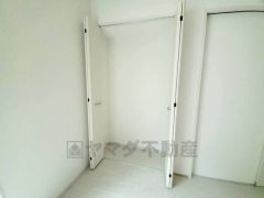 人も物も集まるリビングに収納スペースを確保しました。掃除道具や家族みんなで使うものを収納するのに便利ですよ＾＾