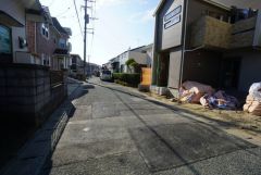 現地（2025年8月28日）撮影。大型車の通行が少なく、騒音や振動が少ないので静かで快適な生活を送れます。