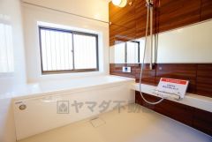 広々1坪タイプの浴槽ユニットでゆったりくつろげるバスルーム。窓、浴室乾燥機付きで換気・雨の日の洗濯もばっちり＾＾