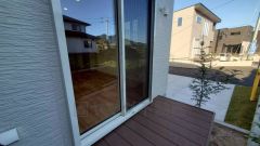 リビングから繋がるウッドデッキは第2の家族団欒スペースとして活躍します。ペットやお子様の遊び場としてはもちろん、BBQなども楽しめます。