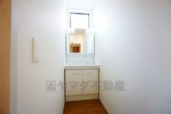 三面鏡つき洗面台。鏡裏にたっぷりとした収納スペースがあります。鏡を閉めてしまえば小物は見えないため、スッキリとした印象の洗面台にできます。