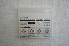 浴室暖房乾燥機には、暖房、乾燥、涼風、換気の4つの機能が付いています。タイマー付き。