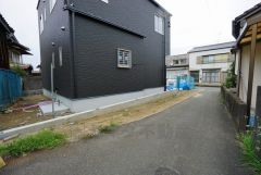 現地（2023.年9月6日）撮影。大型車の通行がなく、騒音や振動が少ないので静かで快適な生活を送れます。