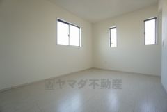 同仕様写真。角部屋ならではの2面採光。陽のあたる時間が長く、冬でもあたたかいです。