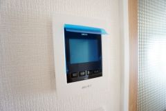 防犯性、セキュリティ対策に安心できるテレビモニター付きインターフォンです。セールスマン対策にもなり安心できます。