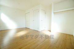 住む人のこだわりを活かす洋室。日当たりがよく、寝室としての利用もおすすめ。広めのクローゼットには荷物をすっきり片付けられ、ゆとりのある暮らしが出来ます＾＾