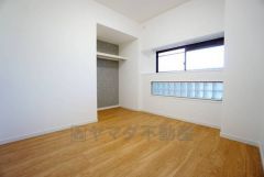 木目調のシンプルデザインで落ち着きと安らぎの空間に仕上げています。各部屋に収納が完備されているので、お荷物が増えても安心の設計です。