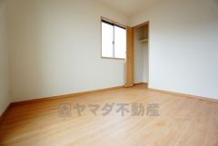 同仕様写真。暖かい日差しが差し込む洋室。たっぷり収納できるクローゼット付きでお部屋の中をすっきりと快適に保てます。