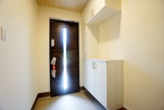 たっぷり収納できるシューズボックスです。家族全員の靴がきれいに整頓できます。棚の上にお花や写真を飾っても良いですね。