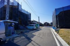 現地（2026年3月11日）撮影。前面道路は広く、車同士がすれ違うスペースが十分にあります。落ち着いた住宅地内で快適な生活を実現してみませんか＾＾