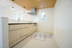 リビングやダイニングからキッチン周りが丸見えにならない対面式キッチン。テレビ鑑賞や家族との対話がしやすく、ご家族の温かい時間を演出します。