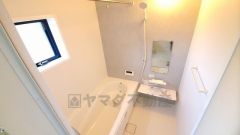 1日の疲れを癒すくつろぎのバスルーム。足を伸ばしてもゆったりと入れるサイズです。お子様と一緒にお風呂に入っても狭くないですね^^