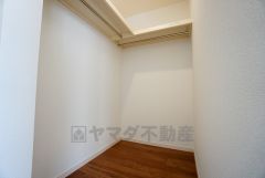 同仕様写真。収納力豊富なウォークインクローゼット。洋服や小物などを1箇所にまとめて美しい収納を実現します。スーツケースのような大型の荷物も置けます＾＾