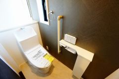 同仕様写真。温水、暖房、ウォシュレット付の高機能トイレです。もちろん各階にトイレがあるので、忙しい朝の混雑を避けることが出来ます。