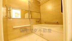 横長の鏡が、空間に奥行をもたらし、広々としたバスルームを印象付けています。