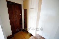 採光も考えられた明るい玄関です。シューズボックスは全身鏡付きで、お出かけ前にコーディネートのチェックが出来ますね。
