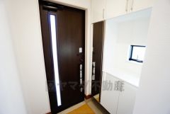 たっぷり収納できるシューズボックスです。家族全員の靴がきれいに整頓できます。棚の上にお花や写真を飾っても良いですね。