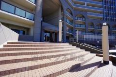 ゆとりあるアプローチ階段と重厚感のあるデザインが印象的なエントランス。洗練された外観が住まいの格を高め、訪れる人を優雅に迎え入れます。安心感と品格を兼ね備えた、マンションの顔となる空間です。