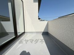 南側に面した大型のバルコニーは日当たり良好です。お洗濯物も気持ちよく干せそうです。日光浴をしたり、星を眺めたりも良いですね^^