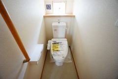 同仕様写真。温水洗浄機付トイレです。節水機能もあるので、安心して使えますね。2ヶ所にトイレがあるので、忙しい朝にもゆとりができますね。