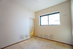 リビングからの続き間として和室をご用意しました。普段はリビングとつなげて開放的なスペースとして、来客時には客間としてお使いいただけます。