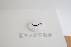 火災による煙や熱を感知して、警報音やブザー等で火災の発生を知らせてくれる火災警報器。