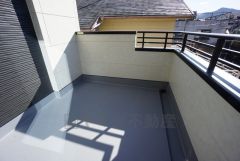 同仕様写真。陽当たりの良いバルコニーです。お洗濯やお布団干しはもちろん、日光浴スペースにも。足元は防水工事施工済です。