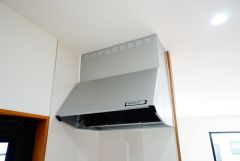 コンロ上には換気扇完備＾＾調理時の蒸気や匂いが換気扇に誘導され、効率的に排煙ができます＾＾