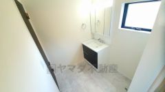 三面鏡つき洗面台。鏡裏にたっぷりとした収納スペースがあります。鏡を閉めてしまえば小物は見えないため、スッキリとした印象の洗面台にできます。