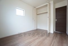 各部屋に収納が完備されているので、お荷物が増えても安心の設計です。