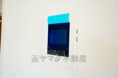 防犯性、セキュリティ対策に安心できるテレビモニター付きインターフォンです。セールスマン対策にもなり安心できます。
