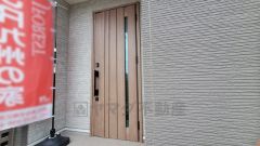 家の顔となる玄関扉がかっこいいと、たくさんの人を招き入れたくなりますね＾＾奥まって設置されており、雨にも濡れにくくなっています。