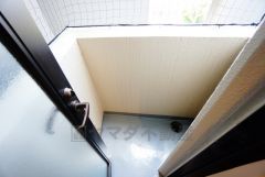 勝手口付きキッチン。においがこもりやすいキッチンの換気にも役立ちます。ごみの仮置きにもなり、便利です＾＾