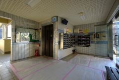 掃除の行き届いたロビー。広めのスペースを確保しておりますので、他の住民の方ともゆとりをもって出入りできますよ＾＾