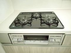 複数の調理を一度に行うことができる3口コンロ。効率よくお料理が出来ます。毎日のお料理も楽しくなりますね＾＾