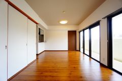 大きな掃き出し窓のあるリビングは、陽光あふれる明るい空間です。ゆったりと寛げる憩いの場となりそうです。