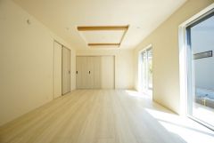 大きな窓のあるリビングは、陽光あふれる明るい空間です。居心地良く、ご家族皆がゆったり寛げる憩いの空間となりそうです。