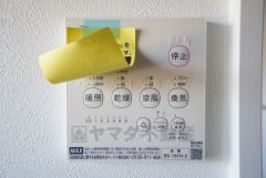 浴室暖房乾燥機付き。天候に左右されず、いつでも好きなときに洗濯物を干せるので、仕事や家事で忙しい方に重宝します。