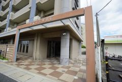 エントランスに続くお洒落なアプローチ入口です。きれいに保たれたエントランスが安らぎに満ちた暮らしへ誘います。