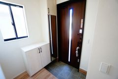 たっぷり収納できるシューズボックスです。家族全員の靴がきれいに整頓できます。棚の上にお花や写真を飾っても良いですね。