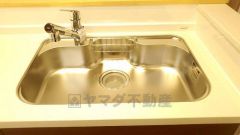 広々としたステンレスシンクには、洗剤やスポンジを収納出来るラック付き。広さも確保しているので、大きなお鍋も洗いやすいです。