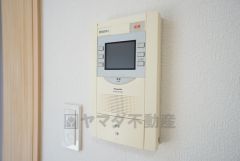 防犯性、セキュリティ対策に安心できるテレビモニター付きインターフォンです。セールスマン対策にもなり安心できます。