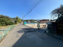 現地（2025年11月）撮影。大型車の通行が少なく、騒音や振動が少ないので静かで快適な生活を送れます。