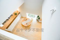 暮らしにゆとりと安らぎを与える開放感いっぱいの吹き抜け。上下階の一体感も家族のふれあいを演出。