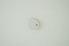 火災報知器が設置されていることで、火災の発生をいち早く感知し、就寝中や留守中でも素早く危険を知らせてくれるため、家族の安全を確保し被害を最小限に抑えられます。