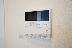 キッチン横からお湯張り、追い炊き、足し湯がボタン一つで楽々操作できる給湯機リモコンです。忙しい夕飯準備の時間帯に重宝しますね。
