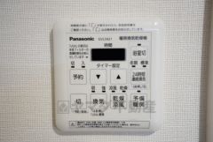 浴室暖房乾燥機には、暖房、乾燥、涼風、換気の4つの機能が付いています。タイマー付き。