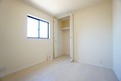 住む人のこだわりを活かす洋室。日当たりがよく、寝室としての利用もおすすめ。広めのクローゼットには荷物をすっきり片付けられ、ゆとりのある暮らしが出来ます＾＾
